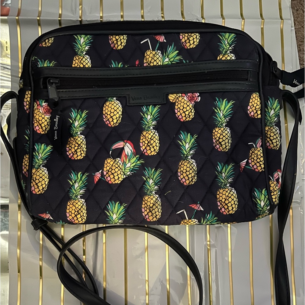 VERA BRADLEY (pineapple/parkeett pattern) shoulder strap bag!!! 🍍🍍🦜